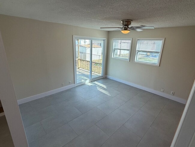 Building Photo - 916 N 10th St