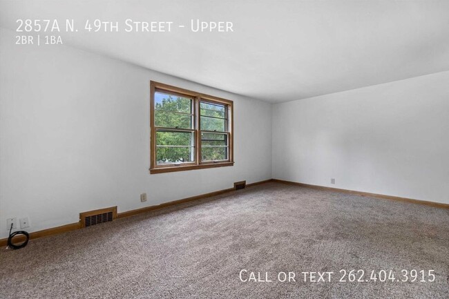 Building Photo - Two bedroom upper duplex in great Milwauke...