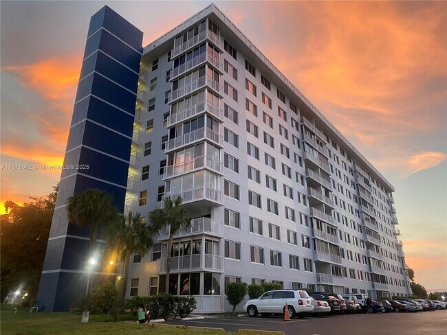 Building Photo - 4200 Hillcrest Dr