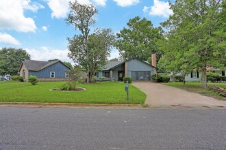 Building Photo - Beautifully Renovated 4-Bedroom, 2-Bath Home with Fenced Backyard