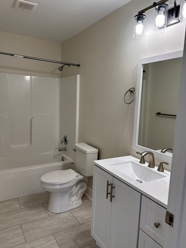 Building Photo - 216 Linwood Dr