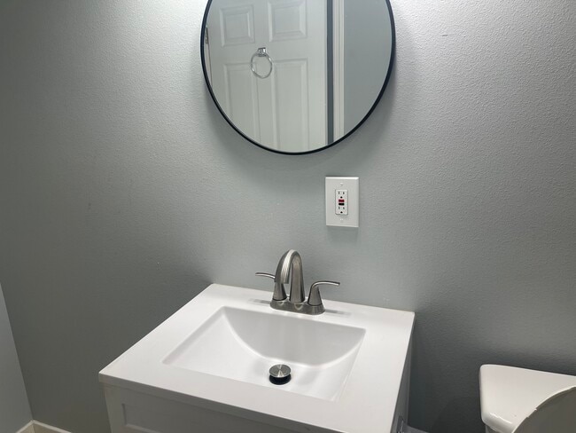 Building Photo - 2904 E 63rd St