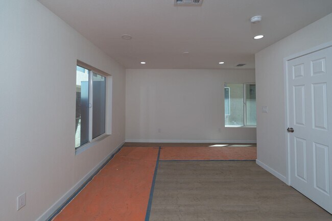 Building Photo - 2400 Del Mar Ave