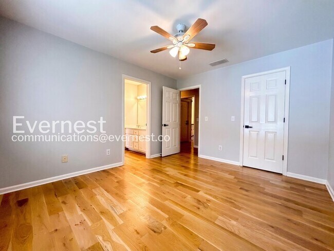 Building Photo - 5 Bed/3.5 Bath Home with Garage /Available Now!