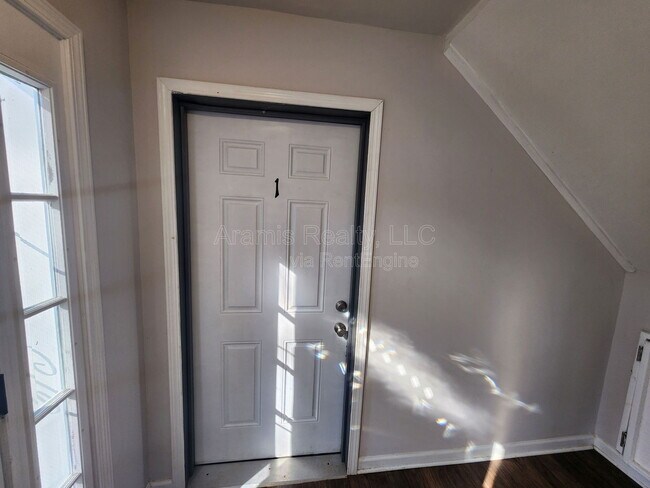 Building Photo - 1651 Line Cir