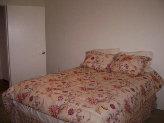 Building Photo - 1 BD 1 BA in Brick Commons