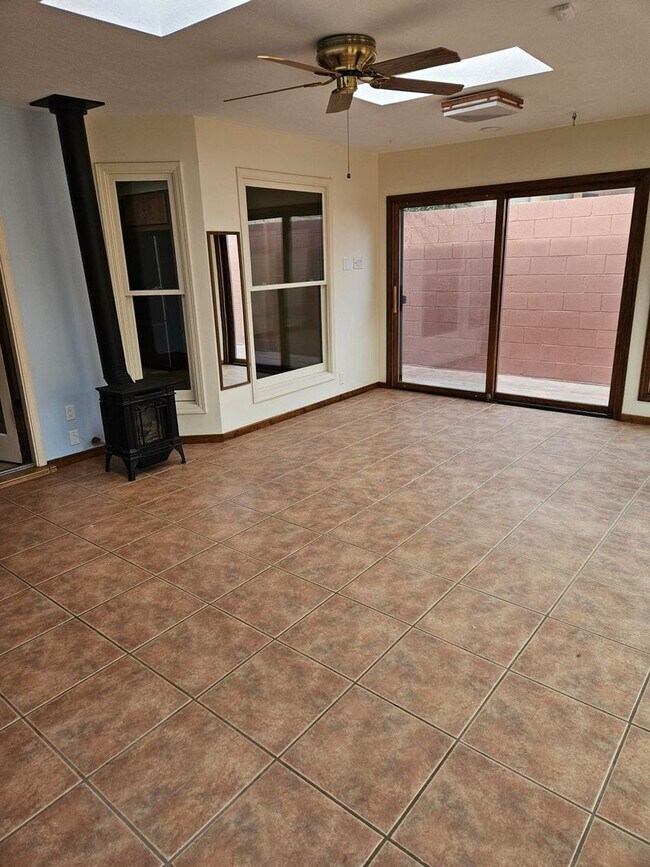 Building Photo - Energy Efficient 4 bed Home in Foothills