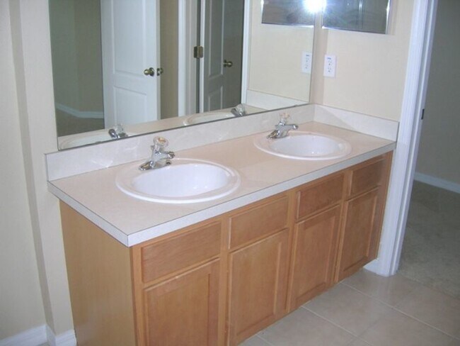 Building Photo - Freshly Painted 3-Bedroom Townhome with Garage and Driveway Parking, in St. Cloud, Florida