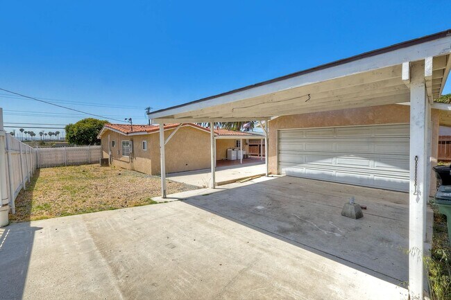 Building Photo - Three bedroom two bath home- fenced yard! - Castle Park