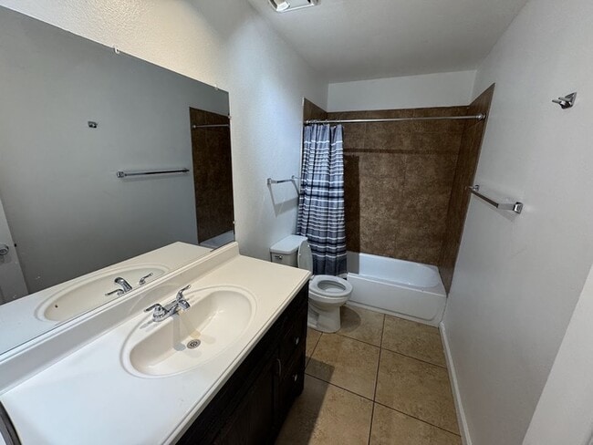 Building Photo - West Phoenix 3br townhome
