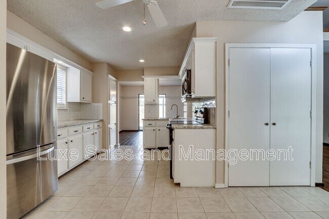 Building Photo - 7713 Doris Dr