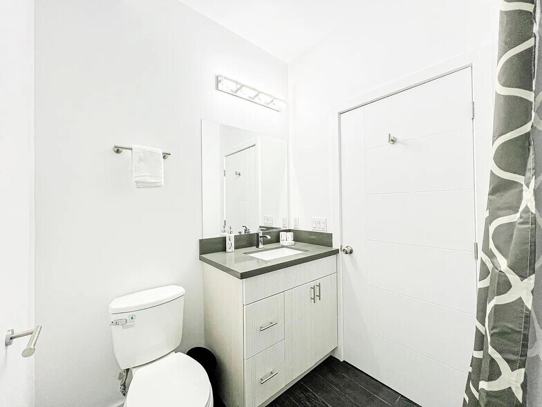 Building Photo - 4570 Oakwood Ave