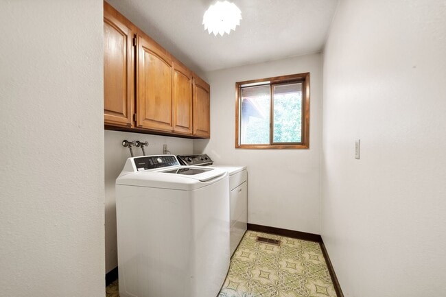 Building Photo - 7816 SE Strawberry Ln