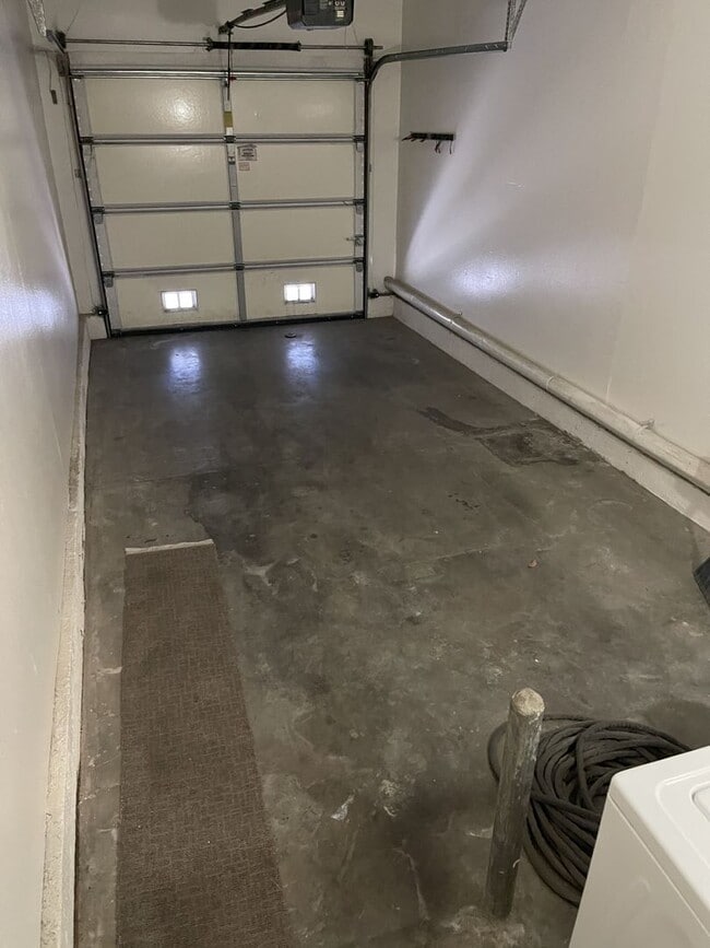 Building Photo - Charming Upstairs Loft – 1-Bedroom Condo-Style Living!