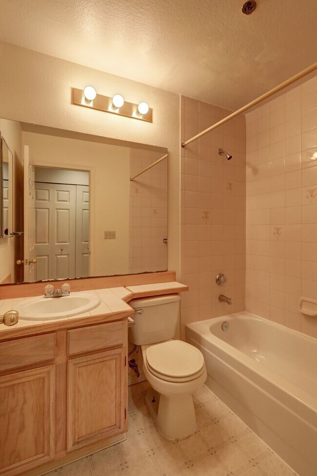 Building Photo - Charming 2BR 2BA Condo in great Bellevue l...