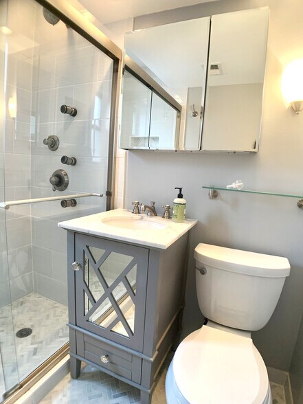 Bathroom - 2602 Tunlaw Rd NW