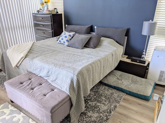Building Photo - 3 bedrooms, 2 full bathrooms Quiet End Unit