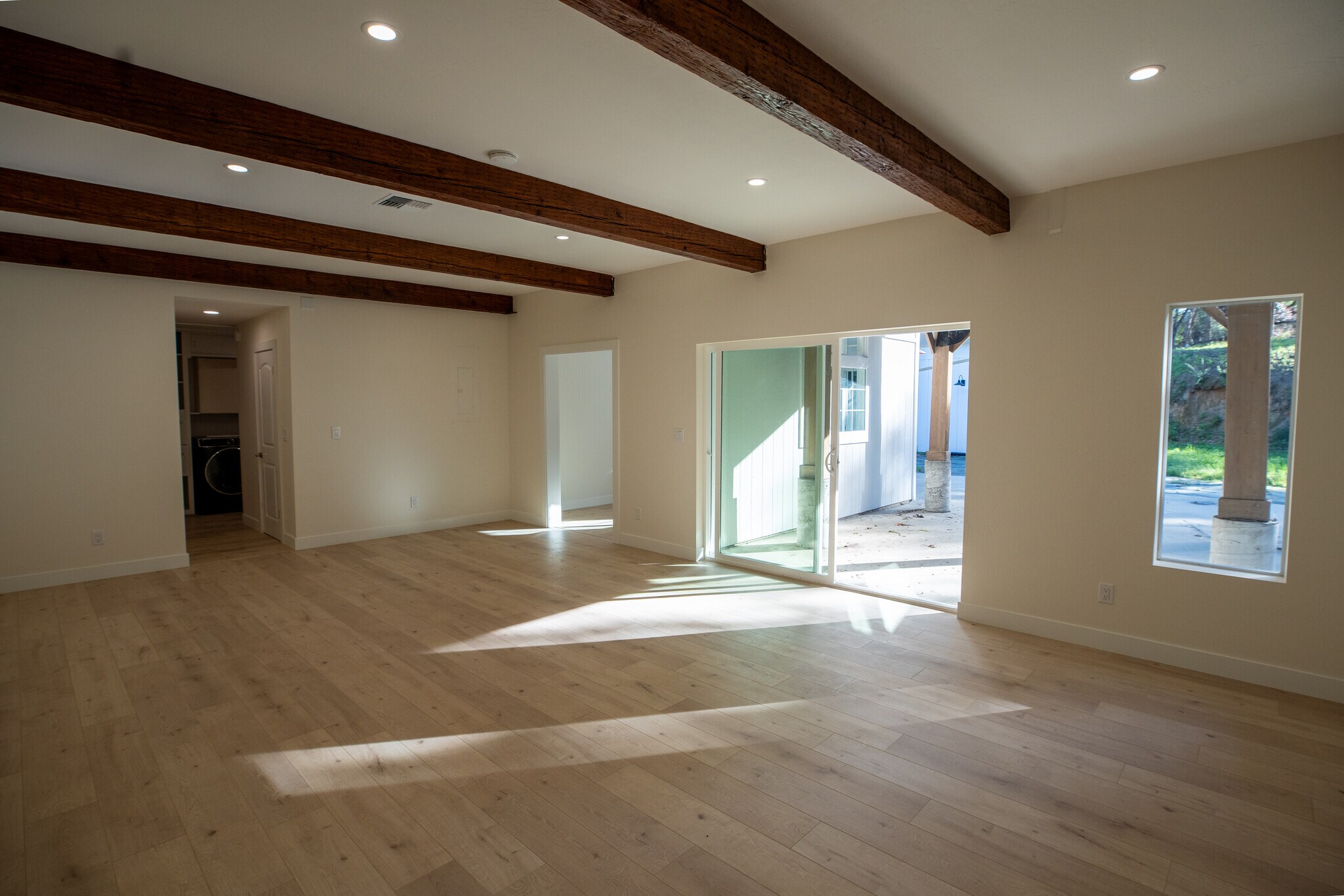 Building Photo - 384 Crazy Horse Canyon Rd