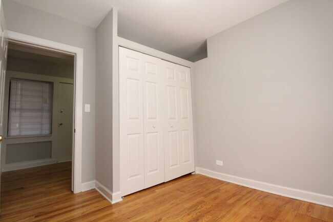 Building Photo - 1348 W Argyle St