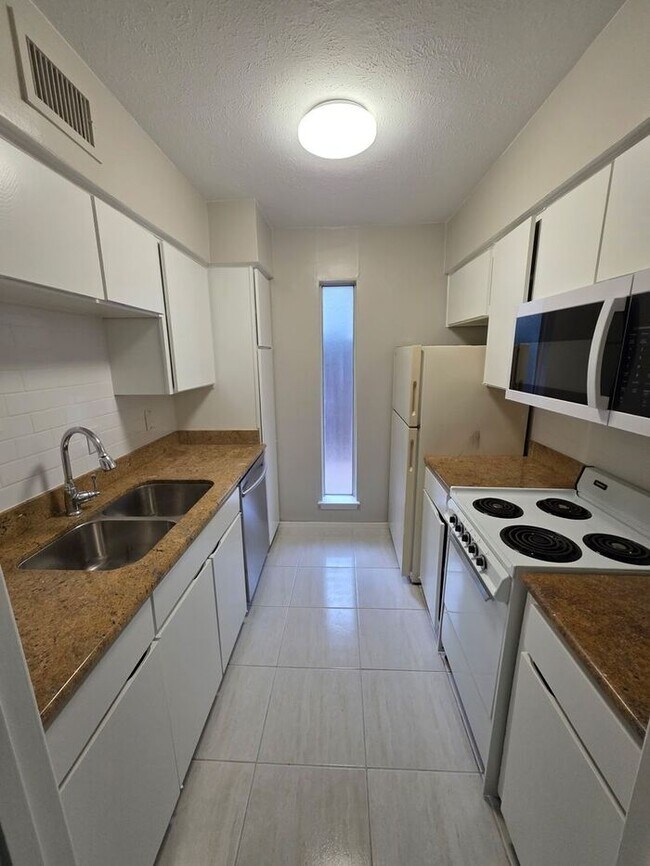 Building Photo - Updated 1-Bedroom Condo Near Pool Ready fo...