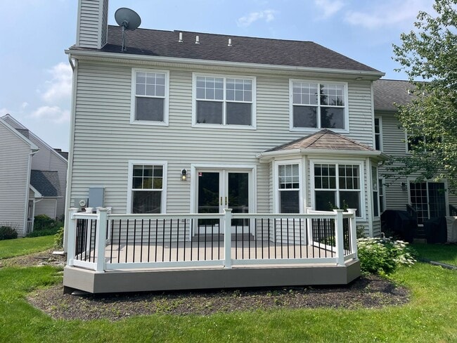 Building Photo - Luxury 3 Bedroom, 1.5 Bathroom End of Row ...