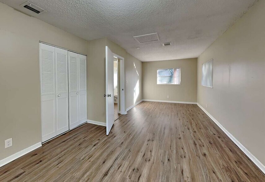 Building Photo - 4967 SW 4th St