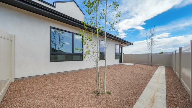 Building Photo - 353 Toms Cyn Dr