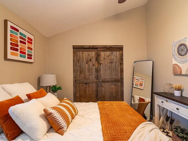 Building Photo - "Charming 2-Bedroom San Diego Retreat with...