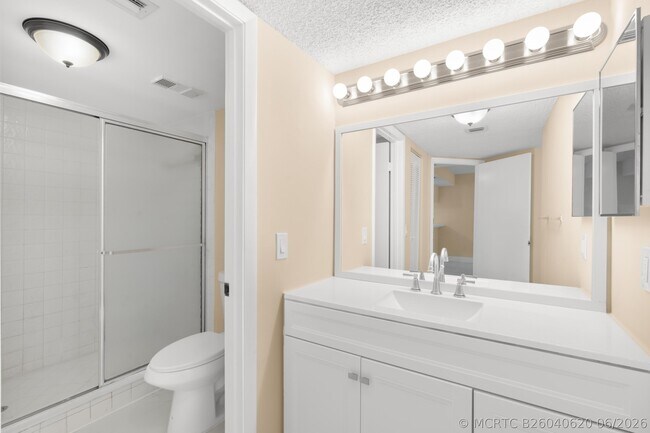 Building Photo - 9855 Westview Dr