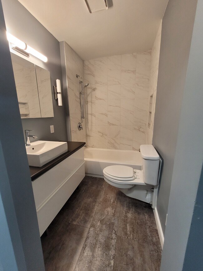 Building Photo - 25 E Schantz Ave