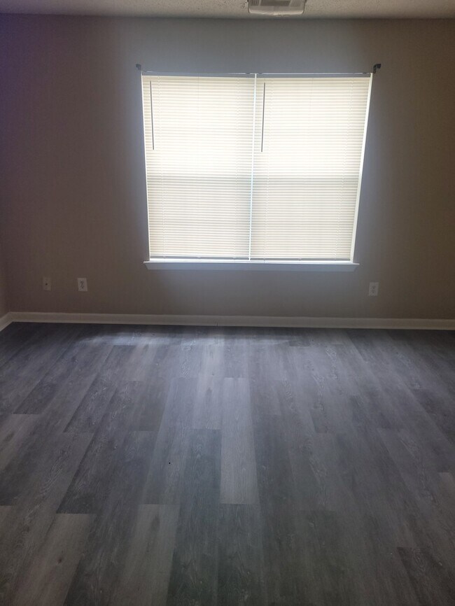 Building Photo - Four Bedroom Town Home Total Electric