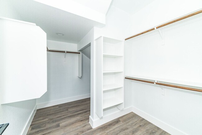Building Photo - 1618 W Lawndale Dr