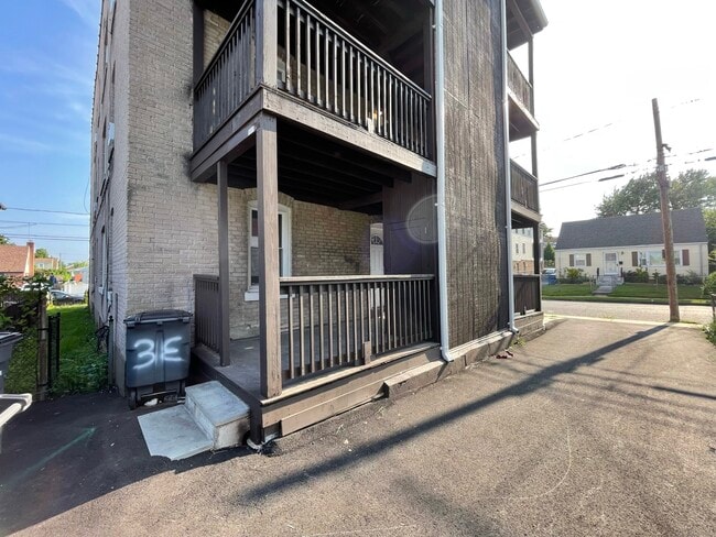 Building Photo - 178 Roosevelt St