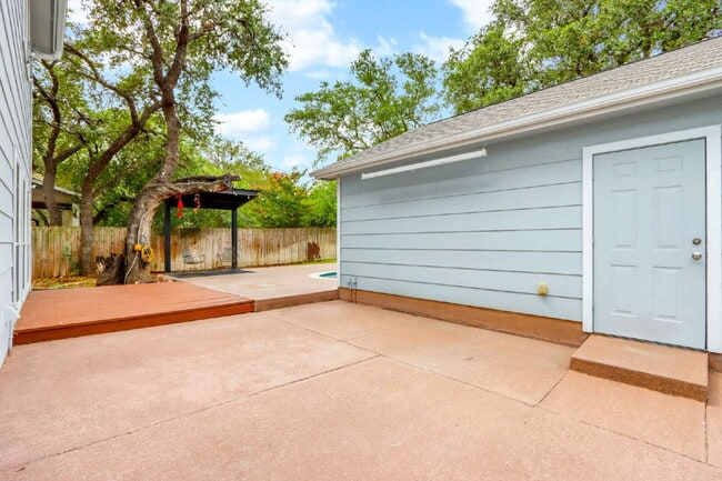 Building Photo - "Spacious 6-Bedroom Haven with 4 Full Baths and Hot Tub!"