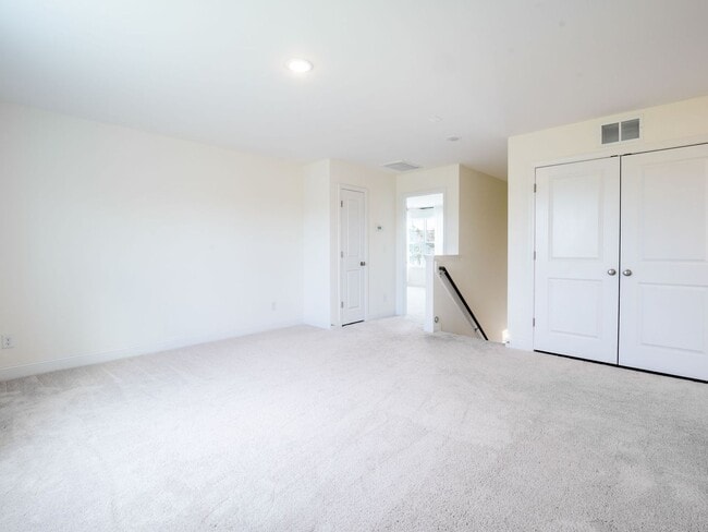 Building Photo - 909 Needlerush Rd