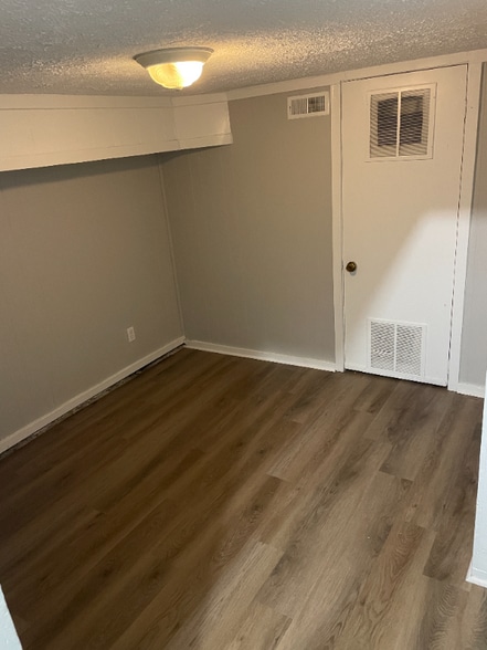 Building Photo - 90 E 8th Ave