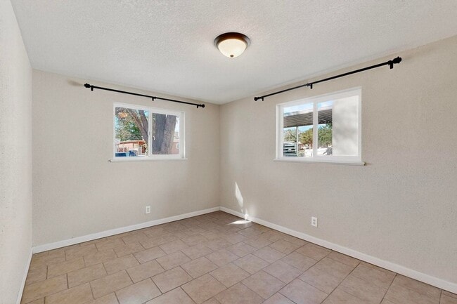 Building Photo - NE 3 bedroom 1 bath 1348/sf