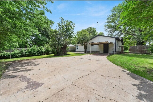 Building Photo - 1133 Lawrence Dr