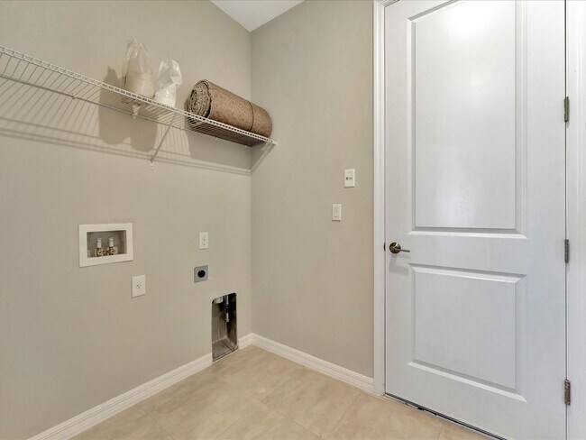 Building Photo - Stunning 3 Bed/ 2.5 bath + Den - New Build...
