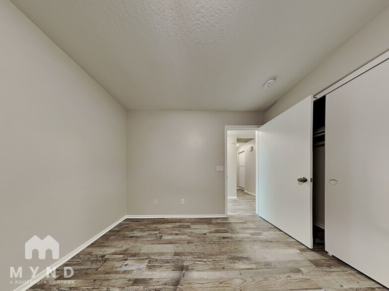 Building Photo - 10740 W Mountain View Dr