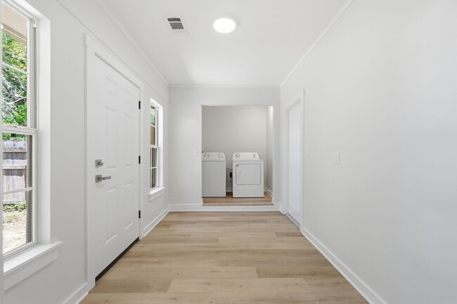 Building Photo - All Brick Home & Large Yard in Niceville!