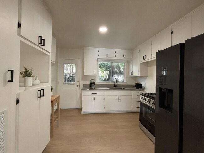 Building Photo - 6819 N Figueroa St