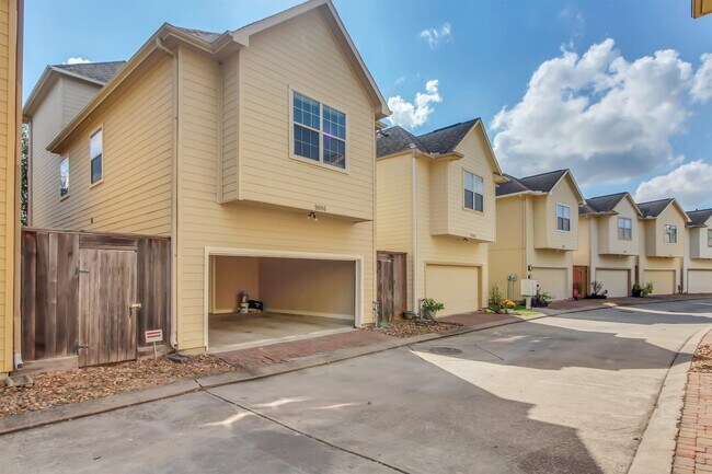 Building Photo - 9006 Lakes at 610 Dr