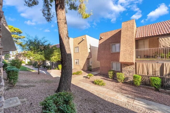 Building Photo - Modern Condo in Guard-Gated Community!