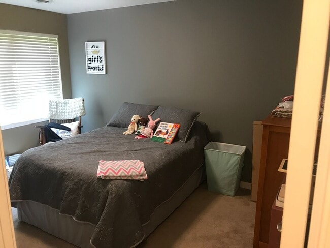 Building Photo - Spacious 2 bed 1 bathroom Condominium