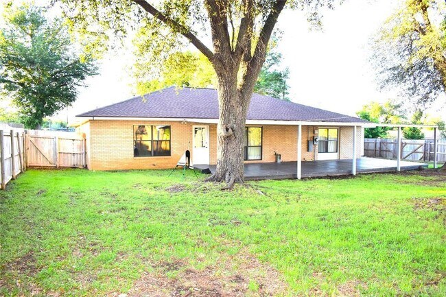 Building Photo - 1901 Mistletoe Ln