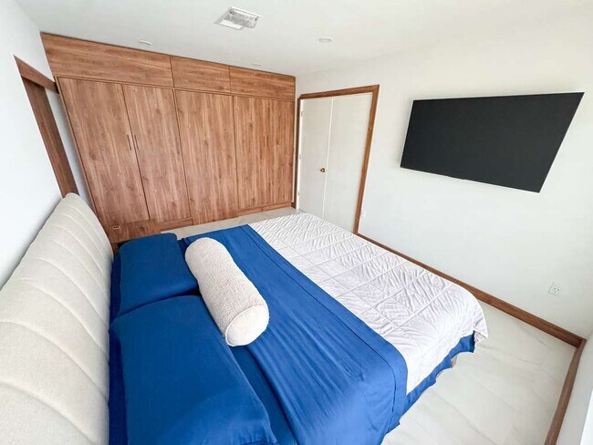 Building Photo - 2216 NW 4th Ave