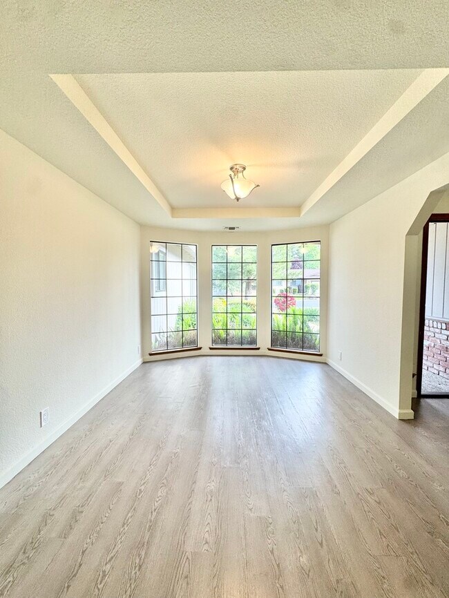 Building Photo - Stunning 3 bedroom 2.5 bathroom home in Folsom with large backyard