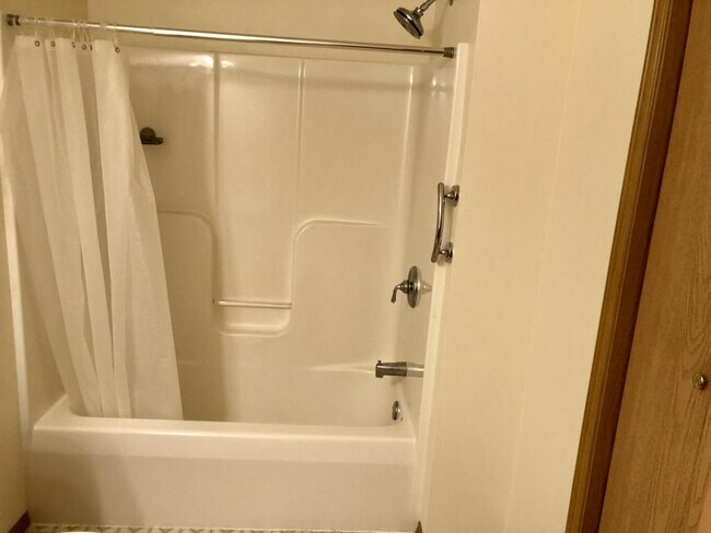 Building Photo - 451 Linden Dr