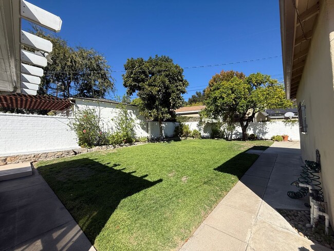 Building Photo - Amazing 3 Bedroom Montrose Home!